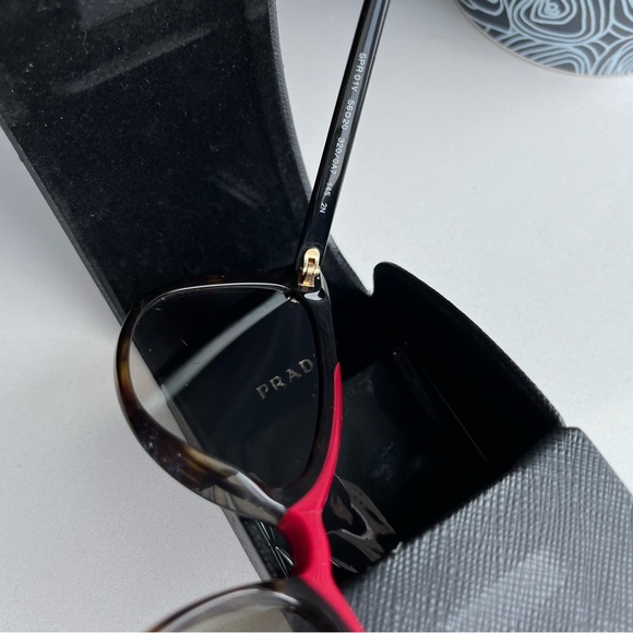 Prada sunglasses cat eye with two color combination. - Picture 4 of 6